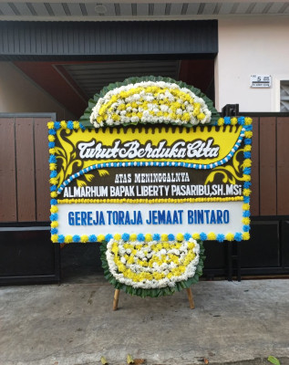 Papan Bunga Duka di Kampung Olo