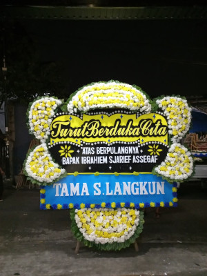 Papan Bunga Duka di Kampung Olo