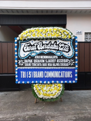 Papan Bunga Duka di Kampung Olo